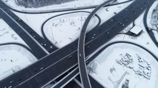 Vista aérea de una intersección de autopista cubierta de nieve en invierno . — Vídeos de Stock