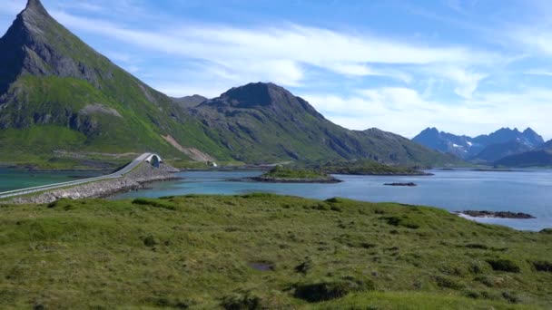 Lofoten είναι ένα αρχιπέλαγος της κομητείας της Nordland, Νορβηγία. Είναι γνωστό για ένα ξεχωριστό τοπίο με δραματικής βουνά και κορυφές, ανοιχτή θάλασσα και απάνεμους κόλπους, παραλίες και παρθένα εδάφη. — Αρχείο Βίντεο