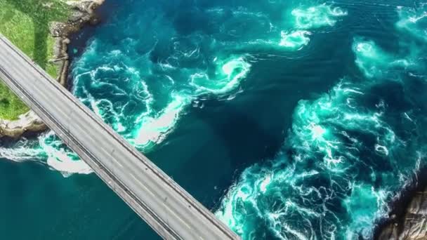 Vířivky vír Saltstraumen, Nordland, Norsko anténu zobrazit krásnou přírodou. Saltstraumen je malé průliv s jedním z nejsilnějších přílivových proudů ve světě. — Stock video