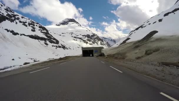 Voiture à travers le tunnel point de vue de conduite — Video