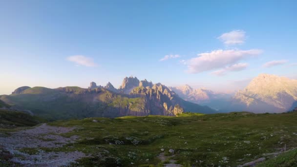 Zeitraffer Nationalpark Drei Zinnen in den Dolomiten. Schöne Natur Italiens. — Stockvideo