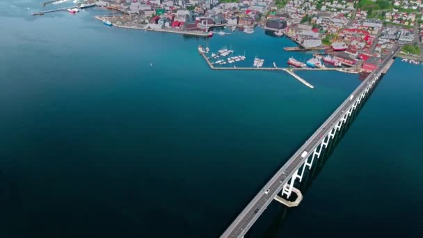 ภาพถ่ายทางอากาศจากสะพานของเมือง Tromso, นอร์เวย์ถ่ายภาพทางอากาศ Tromso ถือเป็นเมืองทางตอนเหนือสุดของโลกที่มีประชากรมากกว่า 50,000 คน . — วีดีโอสต็อก