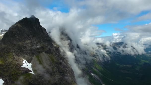 Légi felvétel Gyönyörű Természet Norvégia. Repülés a tavak és fjordok felett.Kilátás madártávlatból. — Stock videók