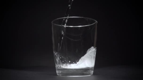 Eau minérale dans un verre transparent au ralenti — Video