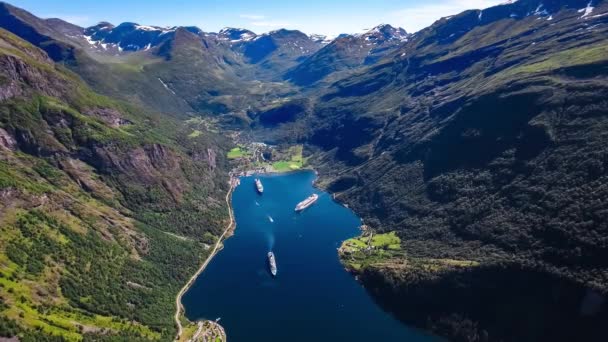 Geiranger Fiyort, Güzel Doğa Norveç Hava Görüntüleri. Storfjorden (Büyük Fiyort) 'un bir kolu olan Sunnylvsfjorden' den 15 km (9.3 mi) uzunluğunda bir daldır.). — Stok video