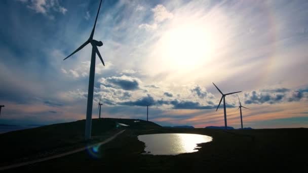 Windmühlen zur Stromerzeugung. Arctic View Windmühlenpark Havoygavelen, Havoysund, Nordnorwegen Luftaufnahmen. — Stockvideo