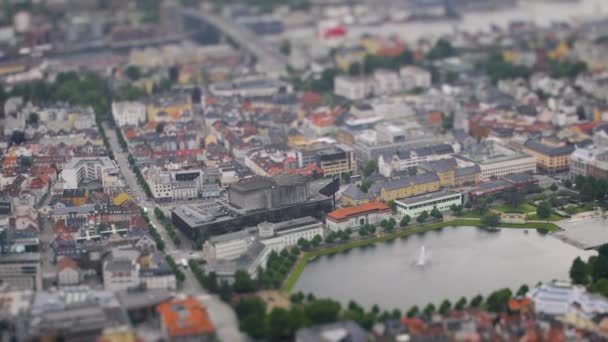 Bergen - miasto i gmina w Norwegii, w regionie Hordaland. Bergen jest drugim co do wielkości miastem w Norwegii. Widok z wysokości lotu ptaka. Soczewka zmiany pochylenia — Wideo stockowe