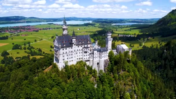 Castelo de Neuschwanstein Alpes bávaros Alemanha. Voos aéreos de drones FPV. — Vídeo de Stock