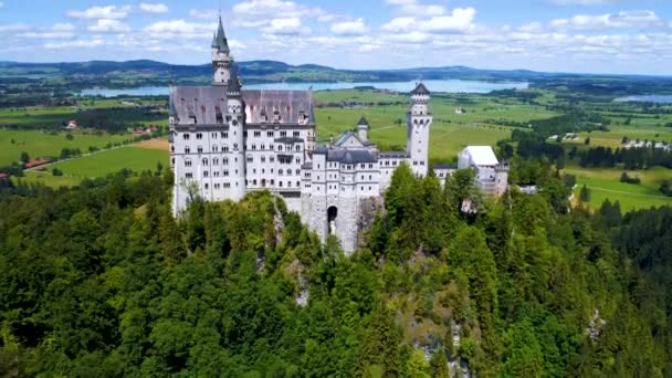 Hrad Neuschwanstein Bavorské Alpy Německo. Letecké lety FPV dronem. — Stock video