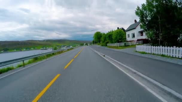 ノルウェーの道路で車を運転する — ストック動画