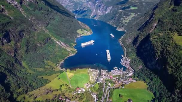 Geiranger fjord, Mooie Natuur Noorwegen Luchtopname. Het is een 15 kilometer lange aftakking van de Sunnylvsfjorden, een aftakking van de Storfjorden (Grote Fjord)). — Stockvideo