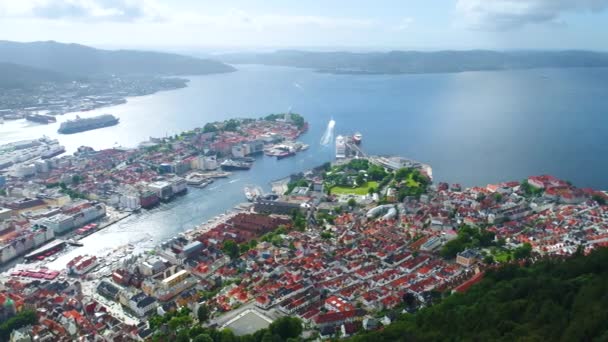 Bergen - miasto i gmina w Norwegii, w regionie Hordaland. Bergen jest drugim co do wielkości miastem w Norwegii. Widok z wysokości lotu ptaka. Lotnicze loty dronów FPV. — Wideo stockowe