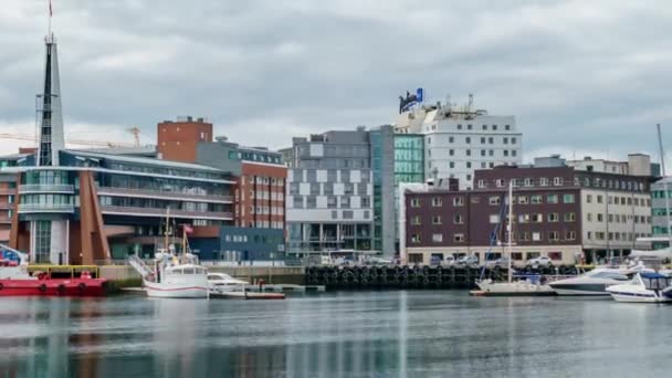 Tromso, Kuzey Norveç 'te bir marina manzarası. Tromso, nüfusu 50.000 'in üzerinde olan dünyanın en kuzeydeki şehri olarak kabul edilir.. — Stok video