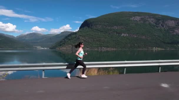 Kobieta biegająca na dworze. Fiord norweski. — Wideo stockowe