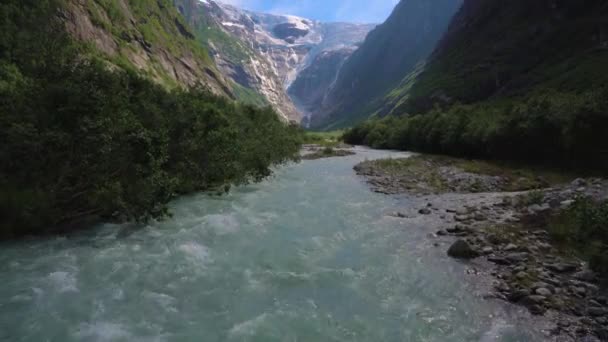 Gyönyörű természet Norvégia természeti táj. Gleccser Kjenndalsbreen. — Stock videók