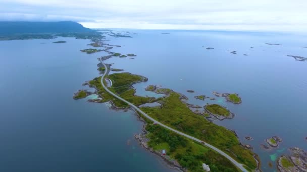 大西洋航线（英语：Atlantic Ocean Road）或大西洋航线（Atlanterhavsveien）被授予挪威世纪建筑（英语：Norwegian Construction of the Century）的称号。被列为国家旅游路线的那条路. — 图库视频影像
