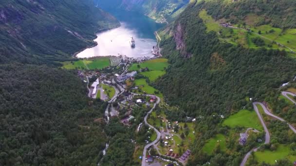 Geiranger Fjord, Beautiful Nature Noruega Aerial footage. Es una rama de 15 kilómetros (9.3 mi) de largo fuera del Sunnylvsfjorden, que es una rama fuera del Storfjorden (Gran fiordo) ). — Vídeos de Stock