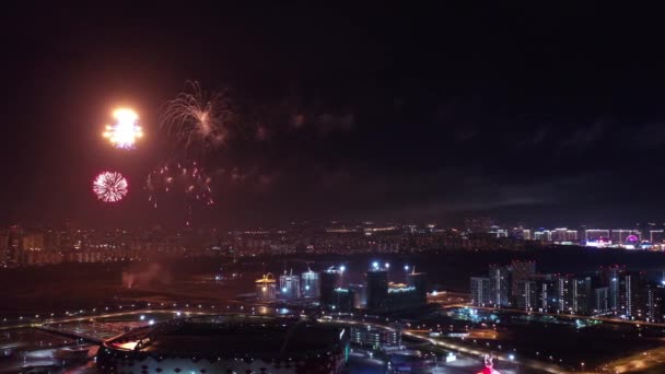 Moscú por la noche. Fuegos artificiales festivos sobre la ciudad nocturna . — Vídeo de stock