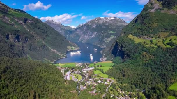 Geiranger Fjord, Schöne Natur Norwegen Luftaufnahmen. Es handelt sich um einen 15 Kilometer langen Abzweig des Sunnylvsfjords, der vom Storfjord (Großer Fjord) abzweigt.). — Stockvideo