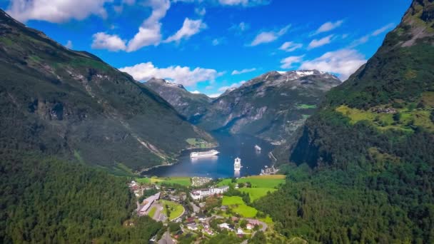 Geiranger fiordo, Bella Natura Norvegia Filmati aerei. Si tratta di un ramo lungo 15 chilometri al largo del Sunnylvsfjorden, che è un ramo al largo della Storfjorden (Great Fjord ). — Video Stock