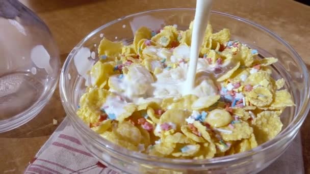 Croustillant flocons de maïs jaune dans le bol pour le matin un délicieux petit déjeuner avec du lait. Mouvement lent avec tir de suivi de rotation .