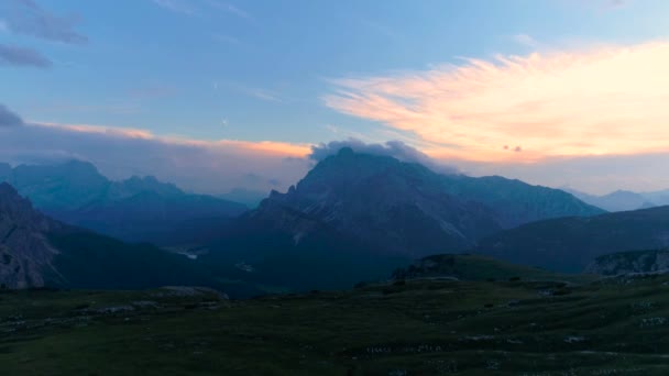 Narodowy Park Przyrody Tre Cime w Alpach Dolomitowych. Piękna przyroda Włoch. Lotnicze loty dronów FPV o zachodzie słońca — Wideo stockowe