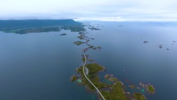 Vista aérea Atlantic Ocean Road ou Atlantic Road (Atlanterhavsveien) foi premiado com o título de (Construção Norueguesa do Século). A estrada classificada como Rota Turística Nacional . — Vídeo de Stock