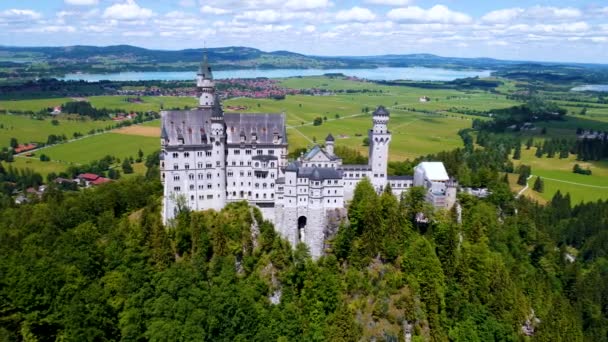 Castello di Neuschwanstein Alpi Bavaresi Germania. Voli aerei con drone FPV. — Video Stock