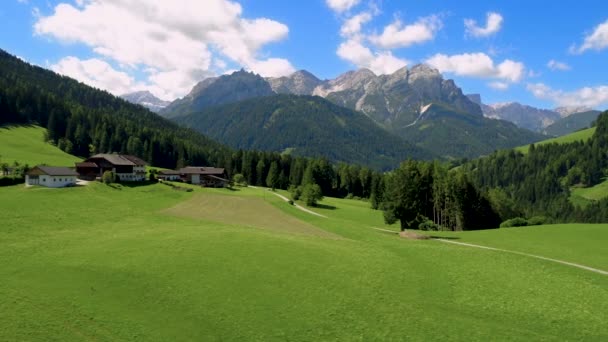 アルプスの美しい風景の風景、イタリアの美しい自然。空中FPVドローン飛行. — ストック動画