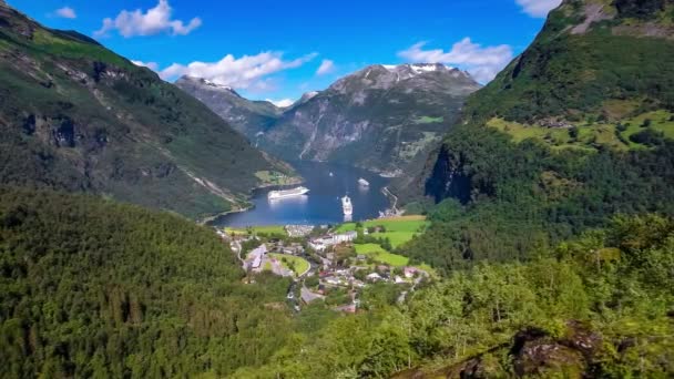 Geiranger Fiyort, Güzel Doğa Norveç Hava Görüntüleri. Storfjorden (Büyük Fiyort) 'un bir kolu olan Sunnylvsfjorden' den 15 km (9.3 mi) uzunluğunda bir daldır.). — Stok video