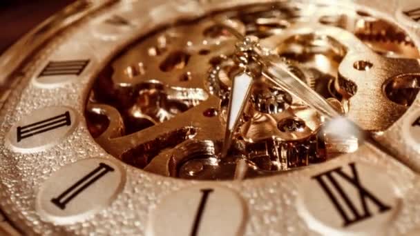 Orologio antico quadrante primo piano. Vintage orologio da tasca. — Video Stock
