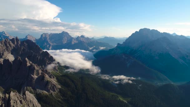 白云岩阿尔卑斯山中的国家自然公园。意大利美丽的自然。日落时的FPV无人驾驶飞机飞行 — 图库视频影像
