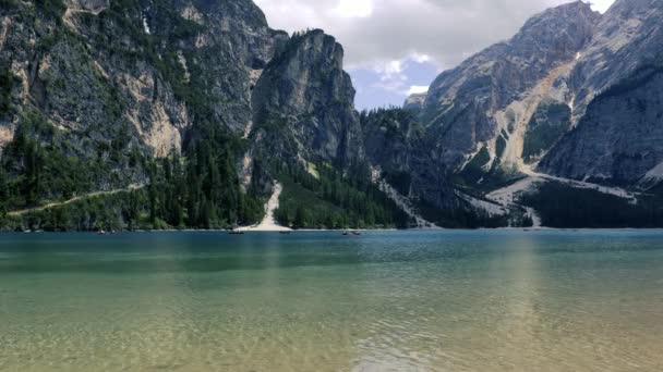 Dolomitlerdeki Lago di Braies Gölü, İtalya Alpleri — Stok video