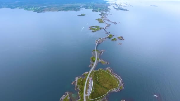 Vista aérea Atlantic Ocean Road ou Atlantic Road (Atlanterhavsveien) foi premiado com o título de (Construção Norueguesa do Século). A estrada classificada como Rota Turística Nacional . — Vídeo de Stock