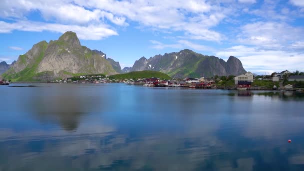 Nordland, Norveç 'teki Panorama Lofoten adaları. Dramatik dağlar ve tepeler, açık deniz ve korunaklı körfezler, plajlar ve el değmemiş topraklarla kendine özgü bir manzarası var.. — Stok video