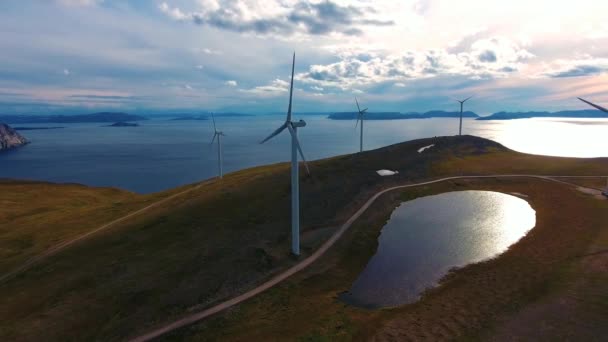 Molinos de viento para producción de energía eléctrica. Vista al Ártico Havoygavelen windmill park, Havoysund, Norte de Noruega Imágenes aéreas . — Vídeo de stock