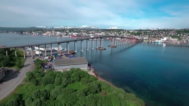 Imágenes aéreas de Bridge of city Tromso, Noruega. Tromso es considerada la ciudad más septentrional del mundo con una población superior a 50.000 habitantes . — Vídeos de Stock