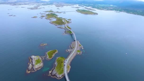 Αεροφωτογραφία Atlantic Ocean Road ή Atlantic Road (Atlanterhavsveien) έχει λάβει τον τίτλο (Νορβηγική Κατασκευή του Αιώνα). Ο δρόμος χαρακτηρίζεται ως εθνική τουριστική διαδρομή. — Αρχείο Βίντεο