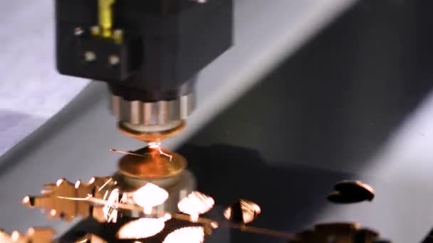 Corte a laser CNC de metal, tecnologia industrial moderna. — Vídeo de Stock