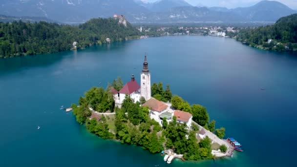 Słowenia - Ośrodek widokowy Jezioro Bled. Antenowy dron FPV. Słowenia Piękny zamek przyrody Bled. — Wideo stockowe