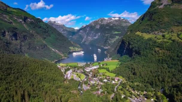 Geiranger Fiyort, Güzel Doğa Norveç Hava Görüntüleri. Storfjorden (Büyük Fiyort) 'un bir kolu olan Sunnylvsfjorden' den 15 km (9.3 mi) uzunluğunda bir daldır.). — Stok video