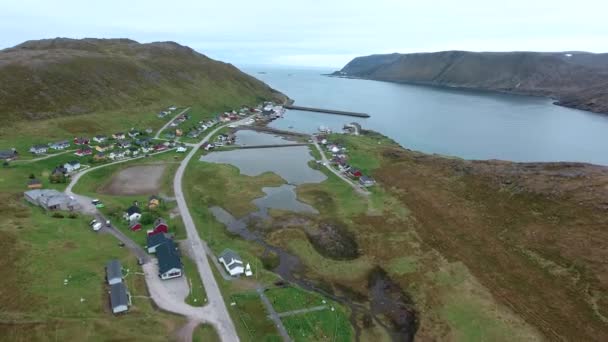 Atlantik Okyanusu Yolu veya Atlantik Yolu (Atlanterhavsveien), Norveç 'in Yüzyılın İnşaatı (Norveççe: Yüzyılın İnşaatı) olarak ödüllendirildi. Ulusal Turizm Rotası olarak sınıflandırılan yol. — Stok video