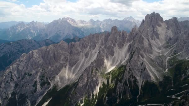 Национальный природный парк Tre Cime In the Dolomites Alps. Прекрасная природа Италии. Авиационные беспилотники FPV — стоковое видео