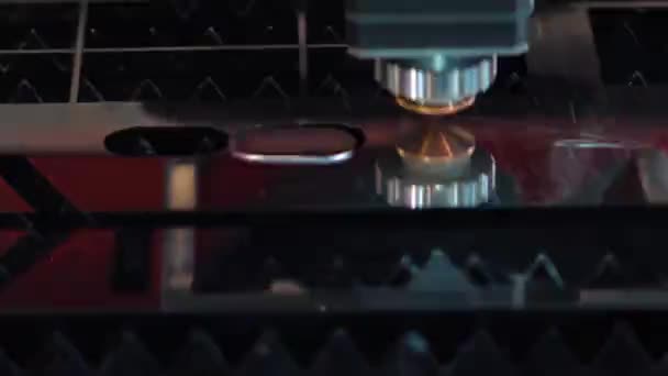 CNC Lasersnijden van metaal, moderne industriële technologie. — Stockvideo