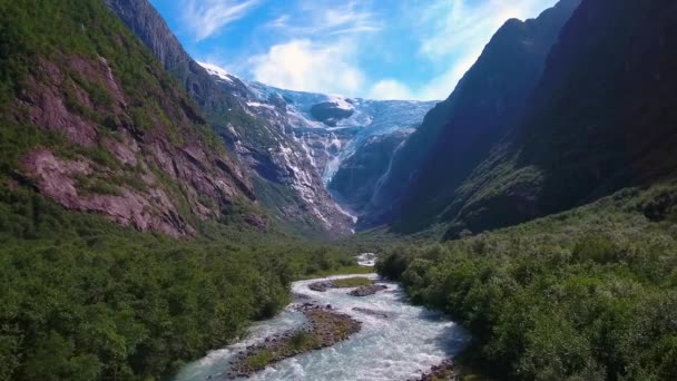 Hermosa naturaleza Noruega paisaje natural. Imágenes aéreas del glaciar Kjenndalsbreen . — Vídeo de stock