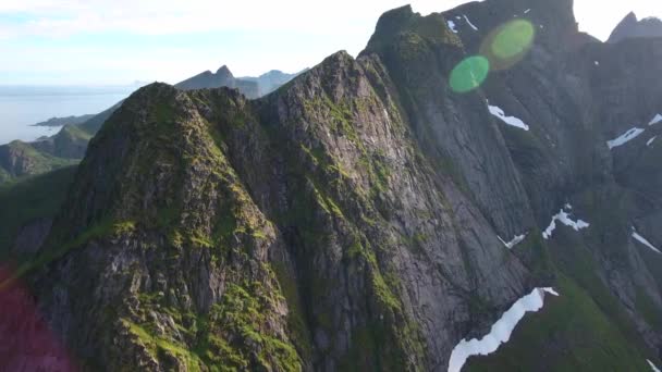 Las islas Lofoten es un archipiélago en el condado de Nordland, Noruega. Es conocido por un paisaje distintivo con espectaculares montañas y picos, mar abierto y bahías protegidas, playas y tierras vírgenes . — Vídeo de stock