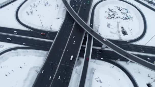 Luftaufnahme eines Autobahnkreuzes im Winter verschneit. — Stockvideo