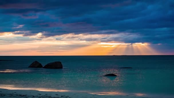 Coucher de soleil sur la mer en Norvège sur la côte arctique de la Norvège 
