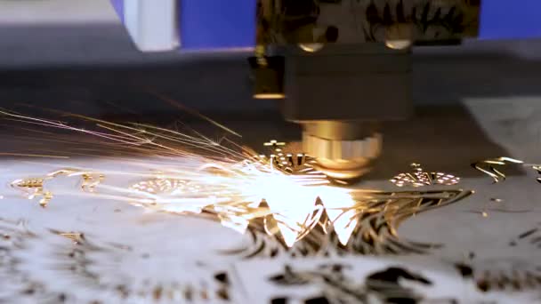 CNC Lasersnijden van metaal, moderne industriële technologie. — Stockvideo