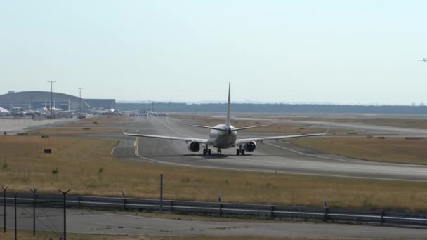 Passenger plane taxiing to the runway. — Stock Video